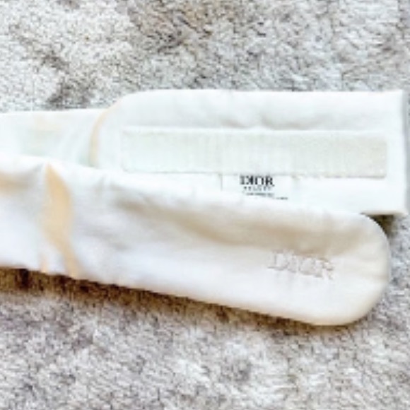 Dior make up bag with bonus gifts. - Picture 6 of 7